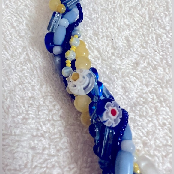 🌸🌸Handcrafted 18” stranded necklace with matching earrings 🌸🌸 - Picture 2 of 4